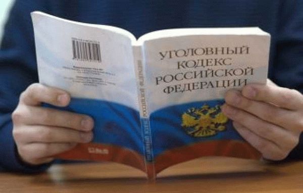 Юрист имитирует активность и работает только с документами